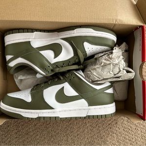 Brand New Never Worn W Nike Dunk Low size 8
